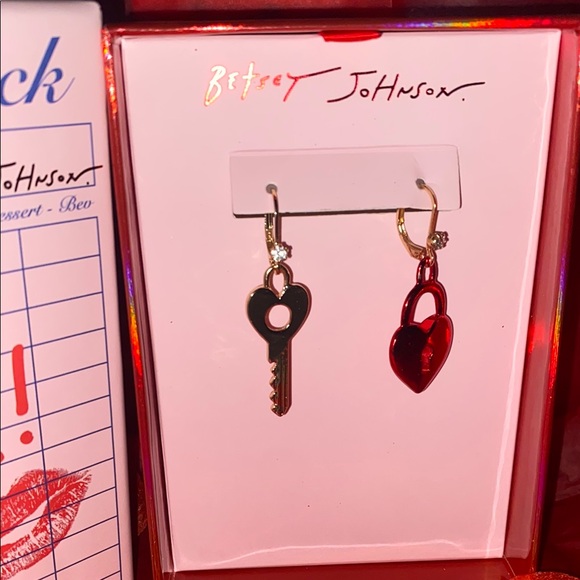 Betsey Johnson Lock 🔒 & Key 🔑 Earrings Set w/ Gift 🎁 Box (LAST ONE) 🔐 💋💋💋 - Picture 4 of 4